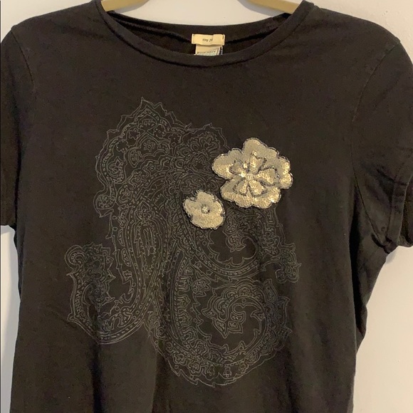 Old Navy | Black t-shirt with sequins flower - Picture 2 of 4